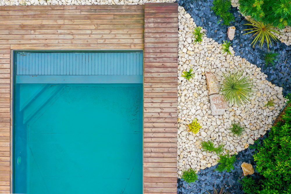 Vue aérienne d'un aménagement Rivoire — piscine, terrasse bois, massifs